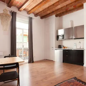 Nou De La Rambla Apartment