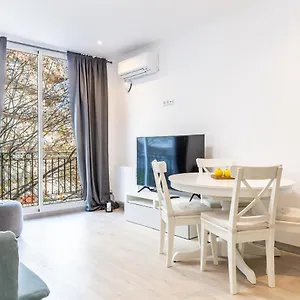 3BR - 2BH apt with nice Sagrada Familia views Barcelona