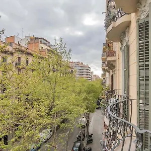 Elegant 4 Bedrooms 3 Bathrooms Catalan Apartament Barcelona