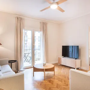 Warmth And Comfort In The Sought-after Eixample Barcelona
