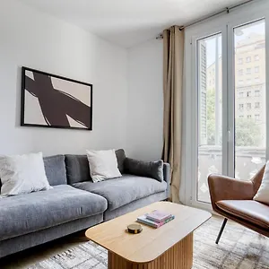 Blueground Sagrada Familia Stylish Furniture Bcn-138 * Barcelona