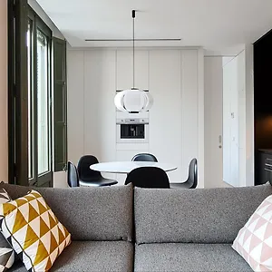 Elegant Minimalist Retreat In דירה *
